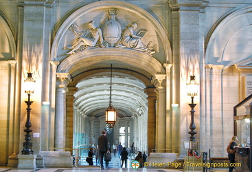 Entrance to the Palais de Justice lobby
